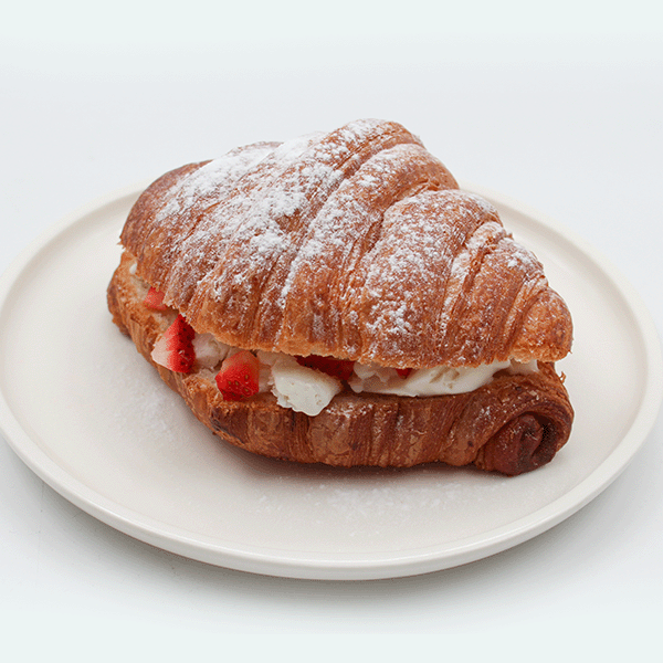 کروسان توت فرنگی